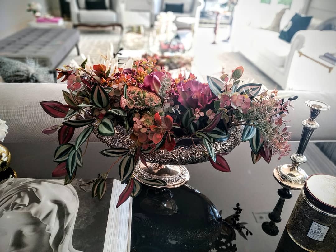 Arranjo em vaso prateado com flores coloridas